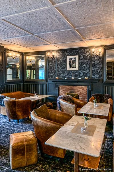 Pub Snug Ideas, Uk Pub Interior, Old English Pub Interior Design, Old English Pub Interior, Scottish Pub Interior, English Pub Interior Design, British Pub Aesthetic, Country Pub Interior, British Pub Interior