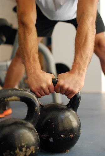 Kettlebell Workout Beginner, Kettlebell Workout Routines, Best Kettlebell Exercises, Kettlebell Deadlift, Resistance Training Workouts, Kettlebell Set, Gym Pictures, Kettlebell Training, Kettlebell Swings