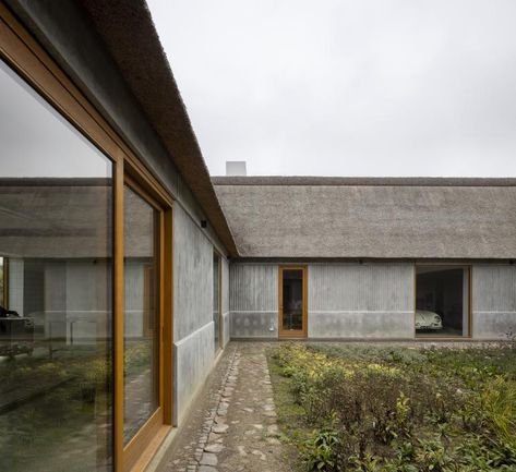 Danish Countryside, Copenhagen Architecture, Oak Cladding, Danish Architecture, Modern Outdoor Spaces, Timber Cladding, Traditional Building, Farm Buildings, Thatched Roof