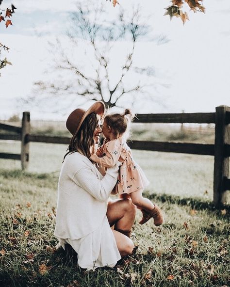 pinterest: chandlerjocleve instagram: chandlercleveland Portret Feminin, Mommy Daughter Photos, Mother Daughter Photoshoot, Mommy And Me Photo Shoot, Mother Daughter Photos, Mother Daughter Photography, Shotting Photo, Mommy Daughter, Fall Family Photos