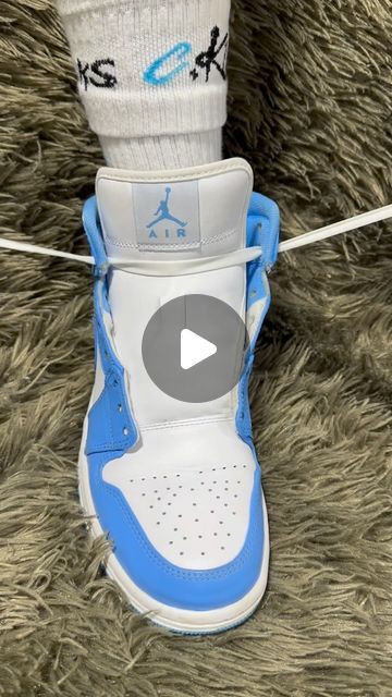 How To Wear Air Jordan 1, How To Lace High Top Sneakers, Jordan Shoe Lace Patterns, Lace Up Sneakers How To, Lacing Jordan 1 Mids, Tie Shoe Laces Ideas Sneakers, How To Tie Jordan 1 Mids, How To Tie Jordan 1 High, Lacing Jordan 1 High