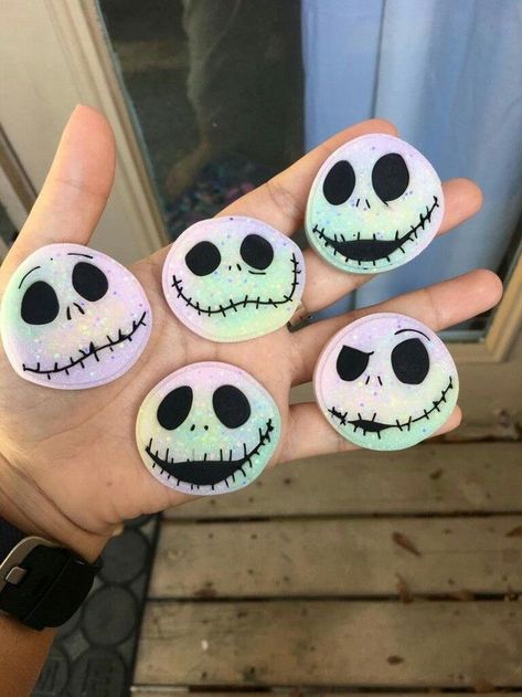 Skeleton Painted Rocks, Skeleton Rock Painting, Fairy Rock Painting, Fairy Garden Gifts, Heart Stones, Art Pierre, Gelang Manik-manik, Halloween Rocks, Easy Halloween Crafts