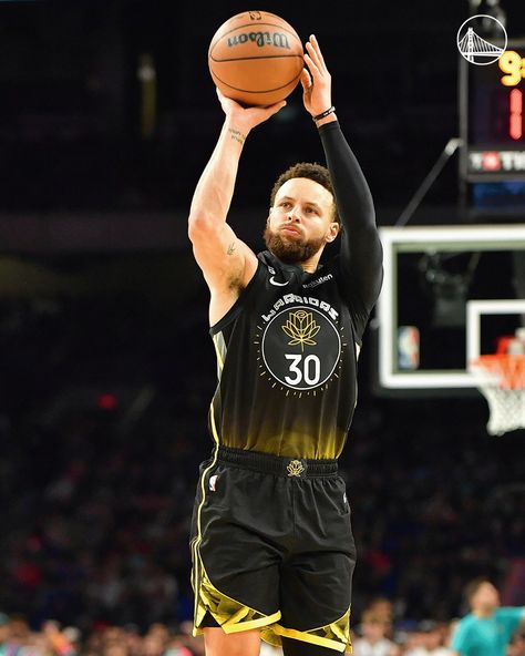 Steph Curry Shooting, Stephen Curry Shooting, Stephen Curry Family, Stephen Curry Wallpaper, Lowkey Rapper, Curry Wallpaper, Nba Warriors, Stephen Curry Basketball, Curry Nba