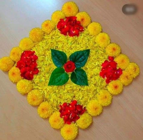 Onam Flower Decoration Simple, Flower Kolam Design, Dusshera Rangoli Ideas, Easy Flower Rangoli Simple, Easy Flower Rangoli Designs, Rangoli Using Flowers, Floral Rangoli Designs, Flowers Rangoli Designs Ideas, Flower Rangoli Designs Simple