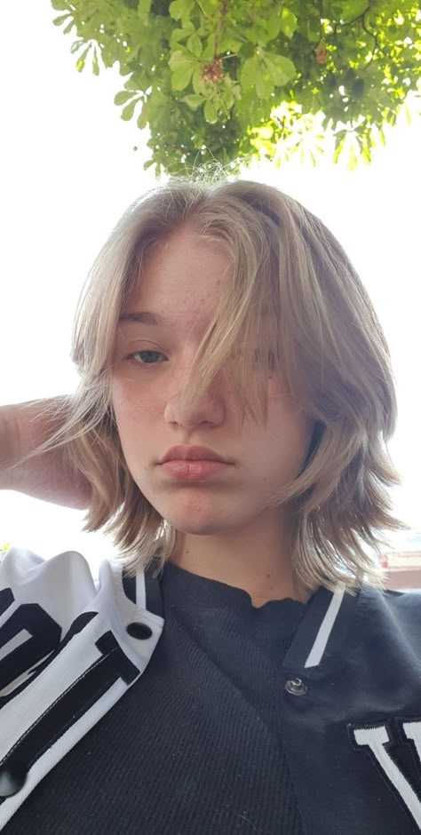 Short Layer Curtain Bangs, Medium Queer Haircuts, Shaggy Medium Haircut, Straight Hair Short Shag, Short Gender Neutral Haircuts Straight Hair, Bob With Layers And Curtain Bangs, Teen Girl Short Haircut, Short Teen Girl Haircuts, Lesbian Haircut Shoulder Length