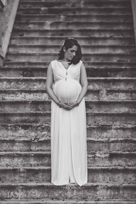 Pictures On Stairs, Maternity Dresses Photography, Baby Shower Pictures, Maternity Photography Poses Couple, Maternity Photography Studio, Maternity Photography Poses Pregnancy Pics, Maternity Photography Outdoors, Natural Light Studio, Maternity Photoshoot Poses