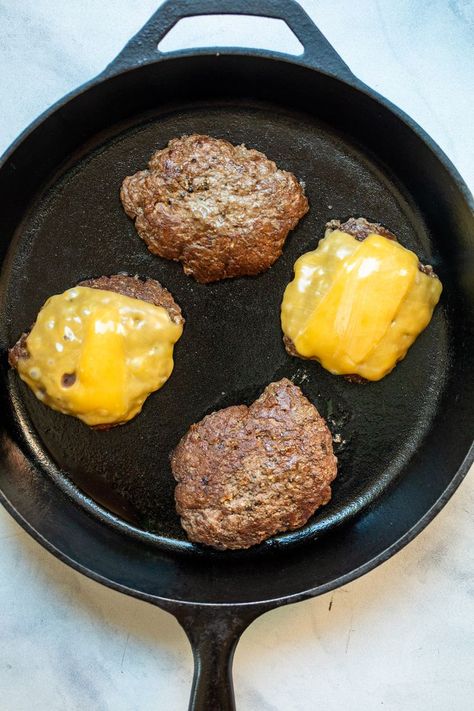 How to Cook a Burger Indoors on the Stove Hamburgers On The Stove, Handheld Recipes, Kitchen Swagger, Burgers On The Stove, Beef Ideas, Stomach Rumbling, Can Of Beer, Smash Burger Recipe, Burger Bun