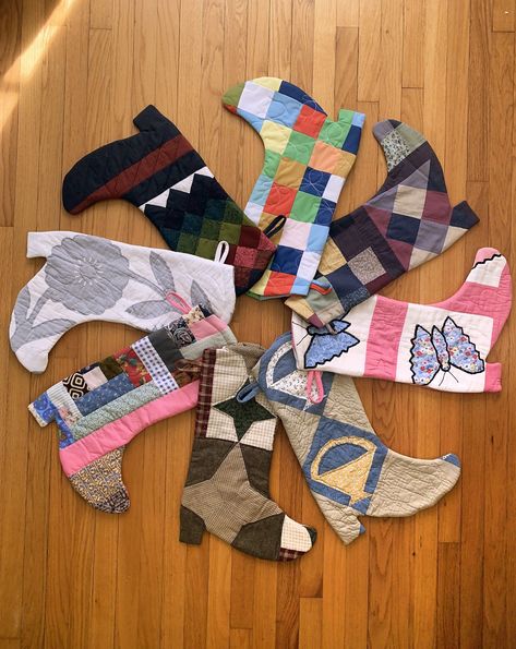 If you have purchased a custom quilt jacket, pullover, etc, upcycle the leftover quilt scraps for a matching stocking (or several!). Quilt Scraps, Sewing Machine Projects, Cute Sewing Projects, Quilt Jacket, Custom Quilts, Sewing Gifts, Crafty Craft, Fabric Projects, Cute Crafts