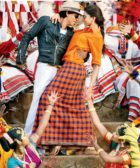 Deepika Padukone and Shahrukh Khan in 'Chennai Express' Srk Deepika Chennai Express, Chennai Express Deepika Padukone Outfits, Bollywood Theme Party Outfit For Couples, Deepika Padukone Movie Outfits, Deepika Chennai Express Look, Chennai Express Outfits, Indian Cinema Theme Outfit, Bollywood Characters Theme Party, Bollywood Characters Costumes