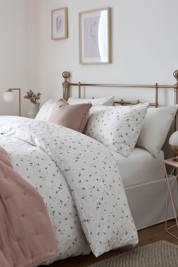 Pink And Grey Cozy Bedroom, Double Bed Duvet Covers, Double Bed Bedding Ideas, Cute Duvet Covers For Teens, White Pink Bedding, Light Pink Bed Set, Cute Pink Bedding, Ditsy Floral Bedding, Bed Set Up