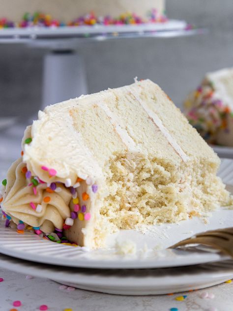 This vanilla bean cake recipe bakes up tender, delicious, and studded with beautiful flecks of vanilla bean! Vanilla Layer Cake Recipe, Vanilla Bean Cake, Vanilla Bean Cakes, Bean Cake, Butter Cake Recipe, Layer Cake Recipes, Vanilla Cake Recipe, Frozen Cake, Vanilla Buttercream