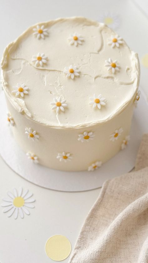 Easy Flower Birthday Cake, Birthday Cake Margarita, August Cake Ideas, Birthday Cake Daisy, Margarita Birthday Cake, Small Cake Ideas, Daisy Cake Birthday, Dandelion Cake, Daisy Birthday Cake