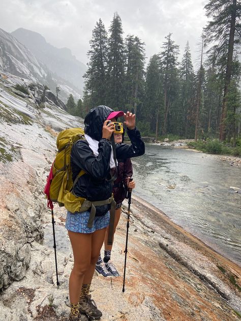 Rain Hiking Outfit, Rainy Hiking Outfit, Summer Rain Outfit, Womens Hiking Outfits Summer, Exploring Outfit, Camping Fits, Yosemite Hiking, Backpacking Aesthetic, Granola Life