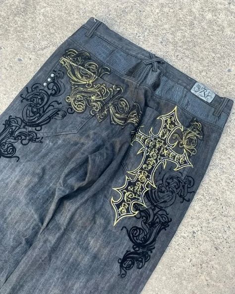 Mens Mountain Style, Alternative Jeans, Jeans Drawing, Dark Rock, Fashion Baggy, Cross Embroidery, Sweatpants Style, First Day Of School Outfit, Painted Jeans