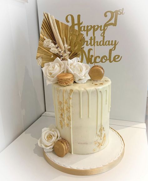 Gold And Cream Birthday Cake, White And Gold Birthday Cakes For Women, 18th Birthday Cake Gold, Cake Yarn Patterns, Nude Birthday Cake, Gold 21st Birthday Cake, Beige Birthday Cake, Gold Cake Design Birthday, Neutral Birthday Cake