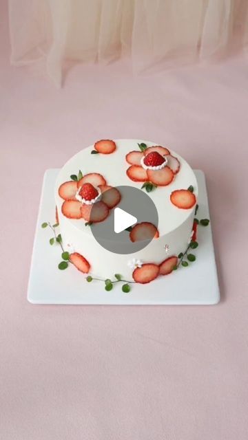 Quick And Easy Cake Decorating Ideas, Strawberry Cake Ideas Decorating, Cake Garnish Ideas, Cake Decorating Strawberries, Cake Decoration With Fruit, Fruit Cake Decoration Ideas, Strawberry Cake Decoration, Fruit Cake Decoration, Cake Garnish