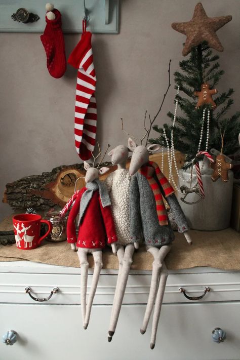 Christmas Decorations Deer Scandinavian Christmas Primitive - Etsy Rustic Christmas Mantle, Shabby Chic Weihnachten, Scandinavian Christmas Decorations, Christmas Mantle Decor, Recycled Sweaters, Country Christmas Decorations, Christmas Handmade, Christmas Mantle, Nordic Christmas