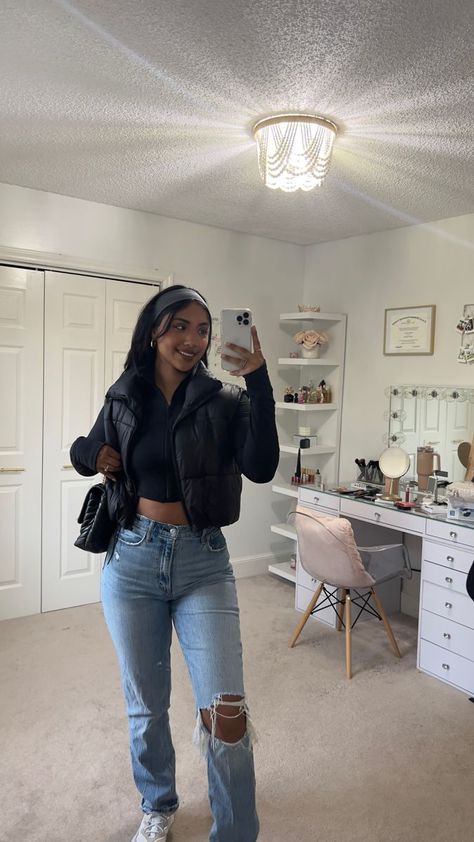 Cute Everyday Outfits With Jeans, Black Headband Outfit Winter, Puffer Best Fits, Black Cropped Gilet Outfit, Cute Basic Outfits Fall, Headband Fall Outfit, Fall Outfits With Headbands, Cropped Puffer Vest Outfit Black Women, Abercrombie Jeans Outfit Winter