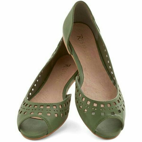 Green Flats Shoes, Best Summer Shoes, Trending Womens Shoes, Flat Pumps, Green Flats, Shoe Wardrobe, Vintage Flats, Cute Flats, Girly Shoes