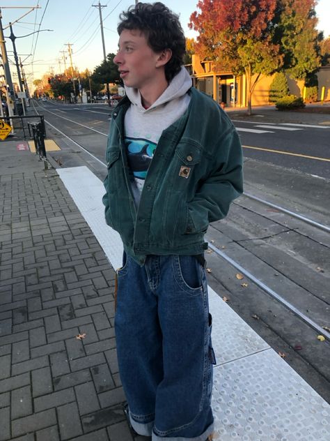 Carhartt jacket w perfect fade on top, paired with a vintage seaworld hoodie. On bottom I wore JNCO Kangaroos, trying to achieve the perfect pear shape. Style Carhartt Jacket, Mens Layered Fashion, Carhartt Sweater Outfit, Styling Carhartt Jacket, Winter Jacket Men Outfit, Oversized Carhartt Jacket Outfit, Grey Carhartt Jacket Outfit, Green Carhartt Jacket Outfit, Cargarte Jacket Outfit