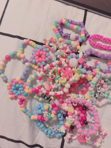 Cutecore Bracelet Ideas, Kawaii Beaded Bracelets, Cutecore Bracelet, Harajuku Bracelet, Kandi Bracelets Aesthetic, Kawaii Kandi, Kawaii Bracelet, Pulseras Kandi, Kandi Inspo