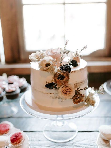 49 One-Tier Wedding Cake Ideas, From Simple to Rustic Wedding Cake One Tier, 1 Tier Wedding Cakes, Wedding Cakes One Tier, One Tier Cake, Single Tier Cake, Boho Wedding Cake, Boho Cake, Small Wedding Cakes, Wedding Cake Ideas