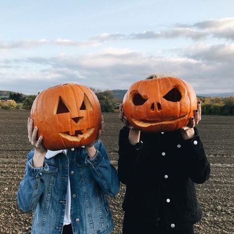 Fotos Aesthetic que tienes que subir a Instagram este Halloween Halloween Fotos, Pumpkin Heads, Uhyggelig Halloween, Image Halloween, Casa Halloween, Zucca Halloween, Halloween Tattoo, Halloween Tags, Fall Inspo