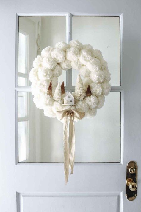 winter pom pom wreath diy Dekoratívne Vence, Pom Wreath, Pom Pom Wreath, Easy Christmas Decorations, White Wreath, Pom Pom Crafts, Modern Glam, Boho Christmas, Winter Diy