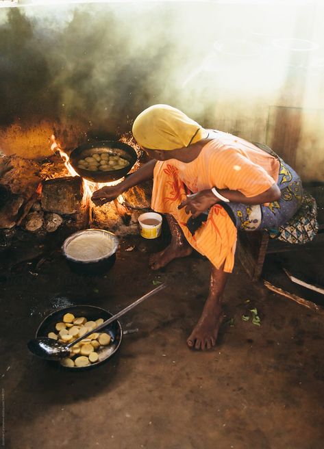 African Kitchen, Grandma Cooking, African Life, Africa People, African Cooking, Making Bread, Village Photos, Zine Design, Village Girl