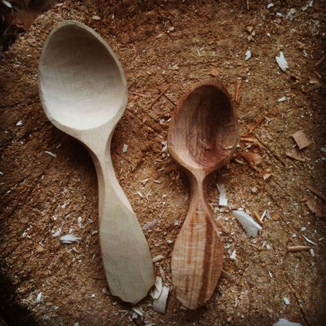 Hand carved eating spoons, in Spalted Beech and Field Maple. twitter.com/Hepworth_Tom Spalted Beech, Carved Spoons, Green Woodworking, Spoon Carving, Woodworking Hand Tools, Wooden Utensils, Wood Spoon, Wood Creations, Hand Tool