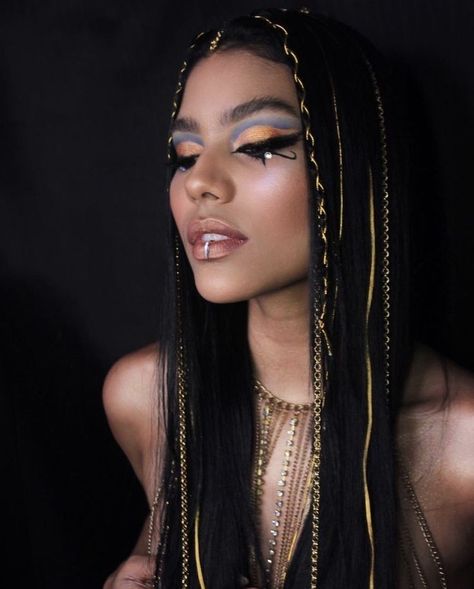 Cleopatra Halloween Costume Makeup, Egyptian Halloween Makeup, Cleopatra Cosplay Costume, Metallic Halloween Costume, Egypt Makeup Cleopatra, Egyptian Baddie, Halloween Costumes Egypt, Egyptian Makeup Cleopatra, Cleopatra Halloween Costume College