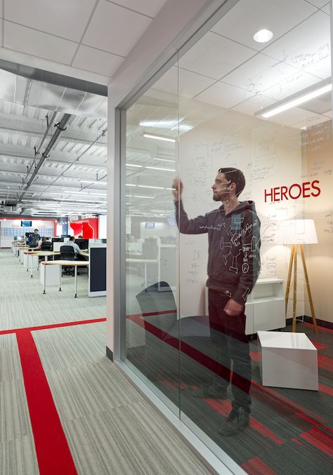 glass as writing surface Workspaces Design, Conference Room Design, Blitz Design, Design Conference, Innovative Office, Cool Office Space, Innovation Centre, Office Space Design, Corporate Interiors