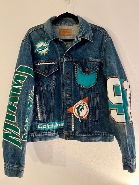 Cricut Jacket Ideas, Painted Denim Jacket Sports, Nfl Jean Jacket Diy, Baseball Jean Jacket Diy, Nfl Denim Jacket, College Denim Jacket, Sports Denim Jacket, Diy Sports Team Denim Jacket, Morgan Wallen Jean Jacket Diy