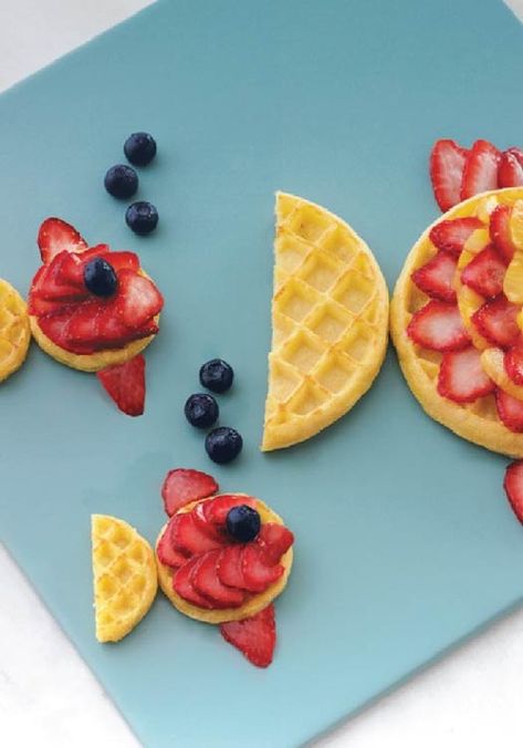 These tasty fish, made from waffles and brightly-colored fruits, will swim right off the plate. Salsa Recept, Back To School Breakfast, Creative Breakfast, School Breakfast, Decorações Com Comidas, Food Art For Kids, Cute Snacks, God Mat, Indian Curry