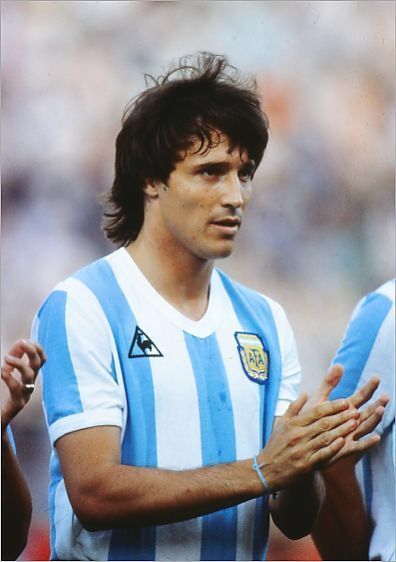 Daniel Bertoni of Argentina at the 1982 World Cup Finals. Daniel Passarella, Argentina Football Team, 1982 World Cup, Argentina Team, British Football, Argentina Football, Legends Football, World Cup Final, Sports Photos