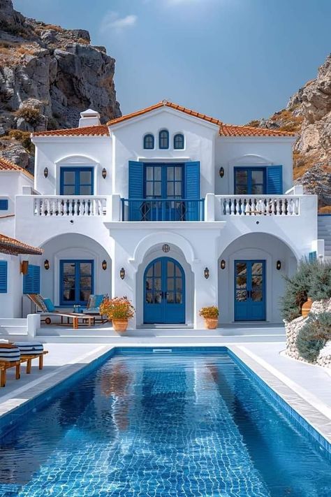 Traditional Greek House Exterior, Santorini House Design, Modern Greek House, Greek Houses Exterior, Santorini Architecture, Greek Homes, Santorini House, Coastal Architecture, Mansion Exterior