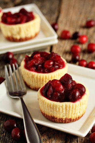 the perfect mini cheesecake Individual Cheesecake Recipes, Individual Cheesecakes, Brownie Desserts, Mini Cheesecakes, Yummy Sweets, Cranberry Sauce, Food Cakes, Mini Desserts, Eat Dessert