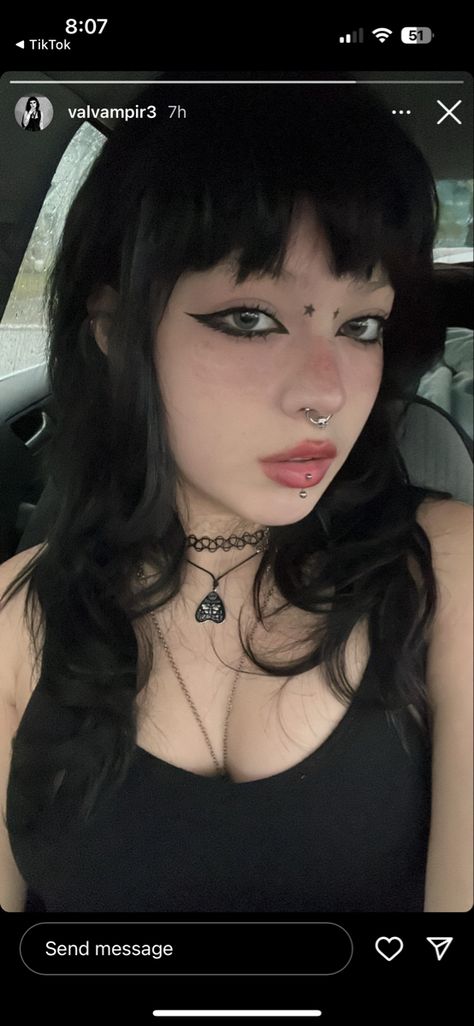 Goth Makeup Without Lashes, Soft Goth Makeup Looks, Causal Goth Makeup, Simple Goth Makeup For School, Goth Makeup No Lashes, Scene Makeup Emo, Alt Makeup Looks Simple, Baby Goth Makeup, Piercings Cara