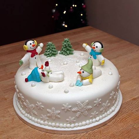 Easy Christmas Cake Decorating Ideas, Fondant Christmas Cake, Christmas Desserts Cakes, Winter Torte, Christmas Wedding Cakes, Christmas Cakes Easy, Snowman Cake, Christmas Cake Designs, Christmas Cake Topper