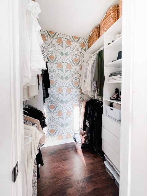 Walk In Closet Ideas Wallpaper, Walk In Wardrobe Wallpaper, Carrie Bradshaw Closet Walk In, Wallpaper For Walk In Closet, Walk In Closet With Wallpaper, Girly Closet Aesthetic, Rental Walk In Closet, Small Closet Wallpaper, Cottage Walk In Closet