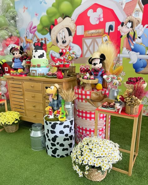 Mickey Mouse Barnyard Party, Mickey Mouse Farm Birthday Party Ideas, Minnie Farm Birthday, Minnie Mouse Farm Birthday Party, Mickey Farm Birthday Party, Cowboy Mickey Mouse Party, Mickey Decorations, Mickey Mouse Themed Birthday Party, Mickey Theme