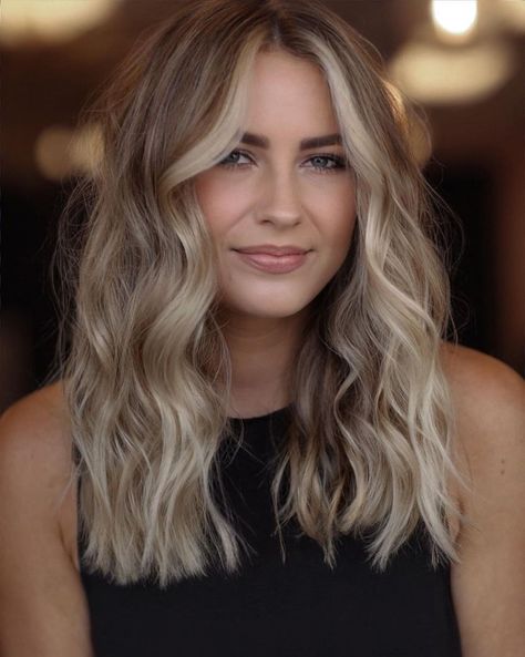 Dirty Blonde Hair with Pearly Money Piece Carmel Blonde Balayage, Dirty Blonde Hair With Highlights, Natural Dark Blonde, Dark Blonde Hair Color, Summer Blonde Hair, Blonde Hair Ideas, Money Piece, Dyed Blonde Hair, Dirty Blonde Hair