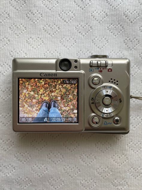 Aesthetic Chill Vibes, Aesthetic Chill, Digital Pics, Camera Aesthetic, Cute Camera, Camera Vintage, Retro Gadgets, Chill Vibes, Best Seasons