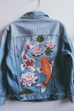 Painted Jacket Aesthetic, Custom Jean Jacket Ideas Paint, Paint On Denim Jacket, Painting Clothes Ideas, Denim Painting Ideas, Painted Denim Jacket Ideas, Painting On Dress, Painted Outfits, Paint On Clothes