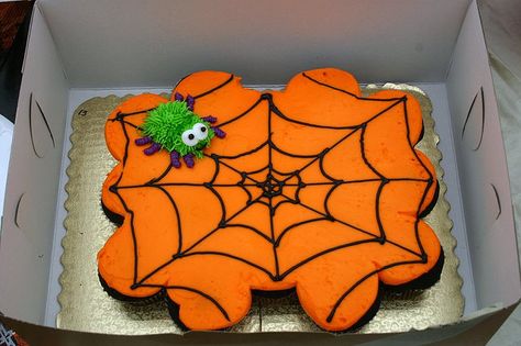 Halloween Spiderweb Cupcake Cake Halloween Cupcake Cake, Spiderweb Cupcakes, Spider Web Cake, Chocolate Spiders, Menu Halloween, Pasteles Halloween, Halloween Food Cupcakes, Dessert Halloween, Postres Halloween