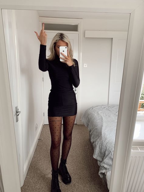 Black Tube Skirt Outfit, Casual Bar Outfits Winter, Skirt And Tights Outfit Winter, Black Skirt And Tights Outfit, Bar Outfits Winter, Pattern Tights Outfit, Patterned Tights Outfit, Skirt And Tights Outfit, Casual Bar Outfits