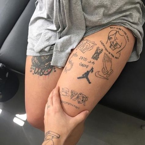 People With Tattoos, Tattoo Modern, Realistisches Tattoo, Woman With Tattoos, Inspiration Tattoos, Cat Tattoos, Tattoo Artwork, Tiny Tattoo, Tattoo Girls