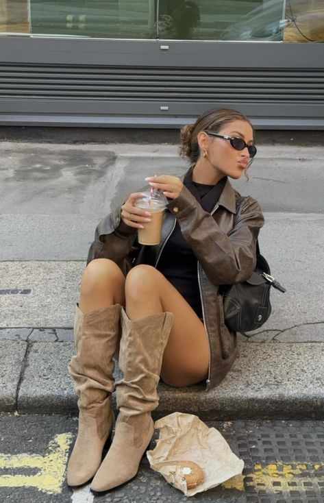 Taupe Boots Outfit, Nyc Outfit Ideas, Fall Outfits Ideas, Stylish Fall Outfits, Winter Fashion Outfits Casual, Warm Weather Outfits, Fall Outfit Ideas, Boots Knee, Fall Fits