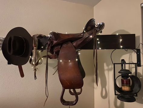 Saddle Ideas Home Decor, Saddle Display Ideas, English Saddle Decor, Saddle Wall Mount, Display Saddle In House, Saddle Home Decor, Saddle Wall Decor, Western Office Decor Ideas Rustic, Saddle Decor Ideas House