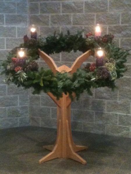 Advent Church Decorations, Wreath Decorating Ideas, Advent Wreath Candles, Advent Candle, Wreath Stand, Wreath Drawing, Church Stage, Advent Candles, Advent Wreath